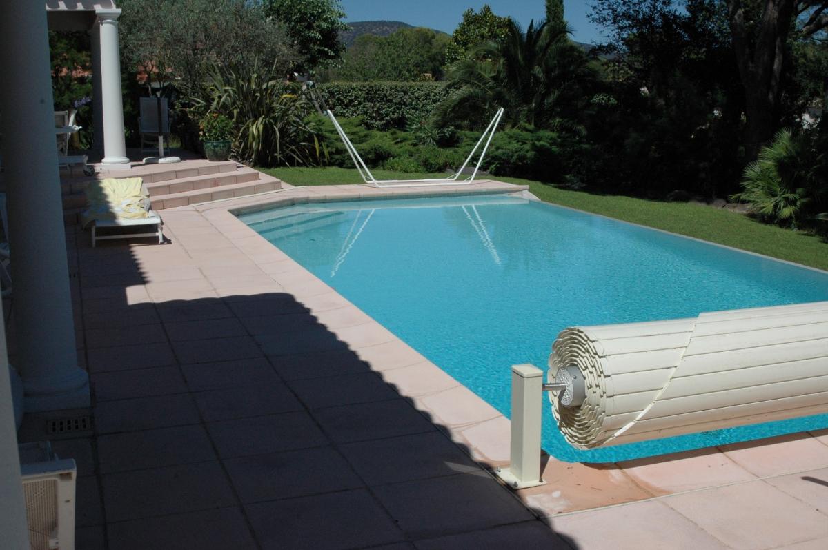 Piscine jouxtant la villa rose