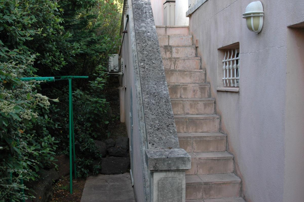Garde-corps d'escalier en pierre avant nettoyage