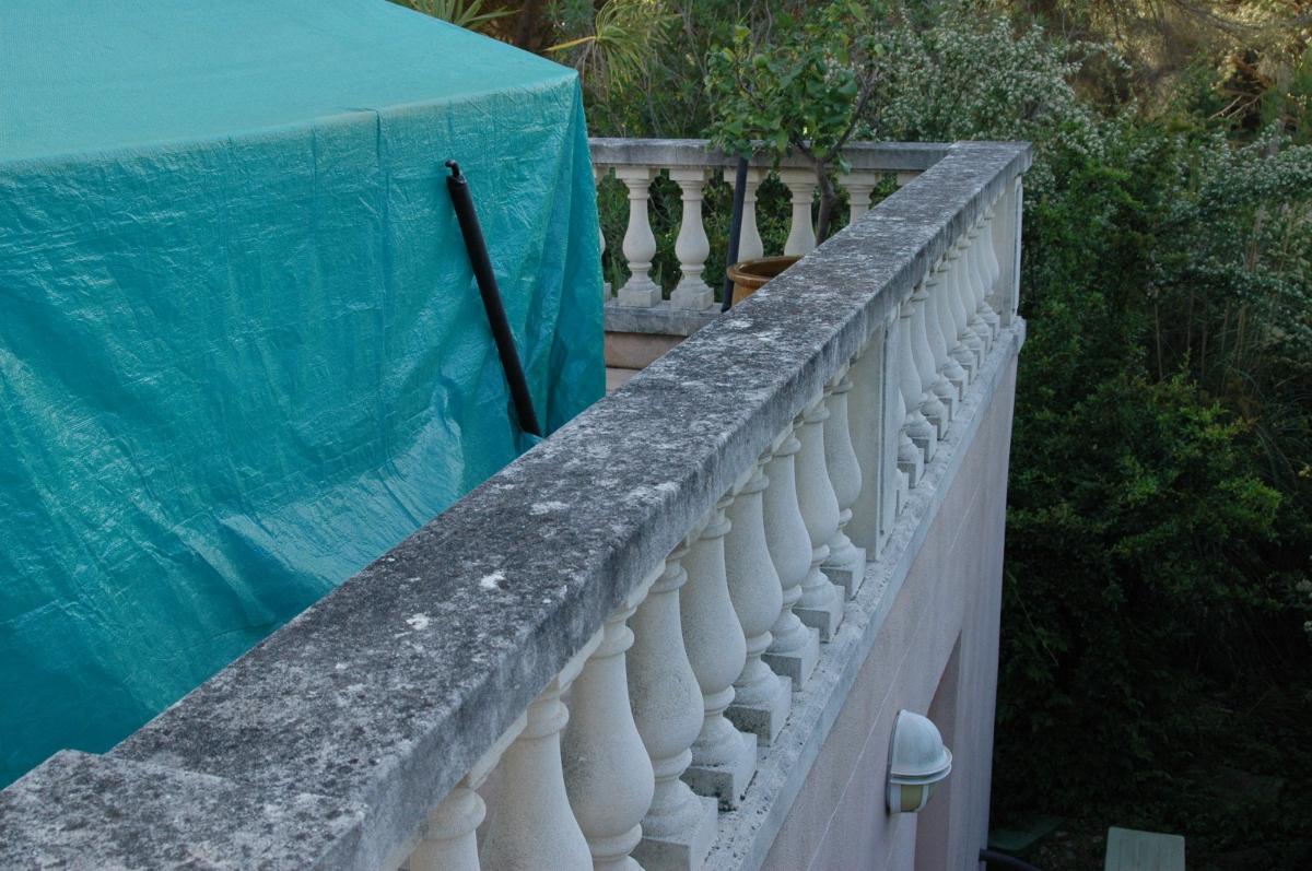 Balustrade de terrasse avant nettoyage et décapage 2