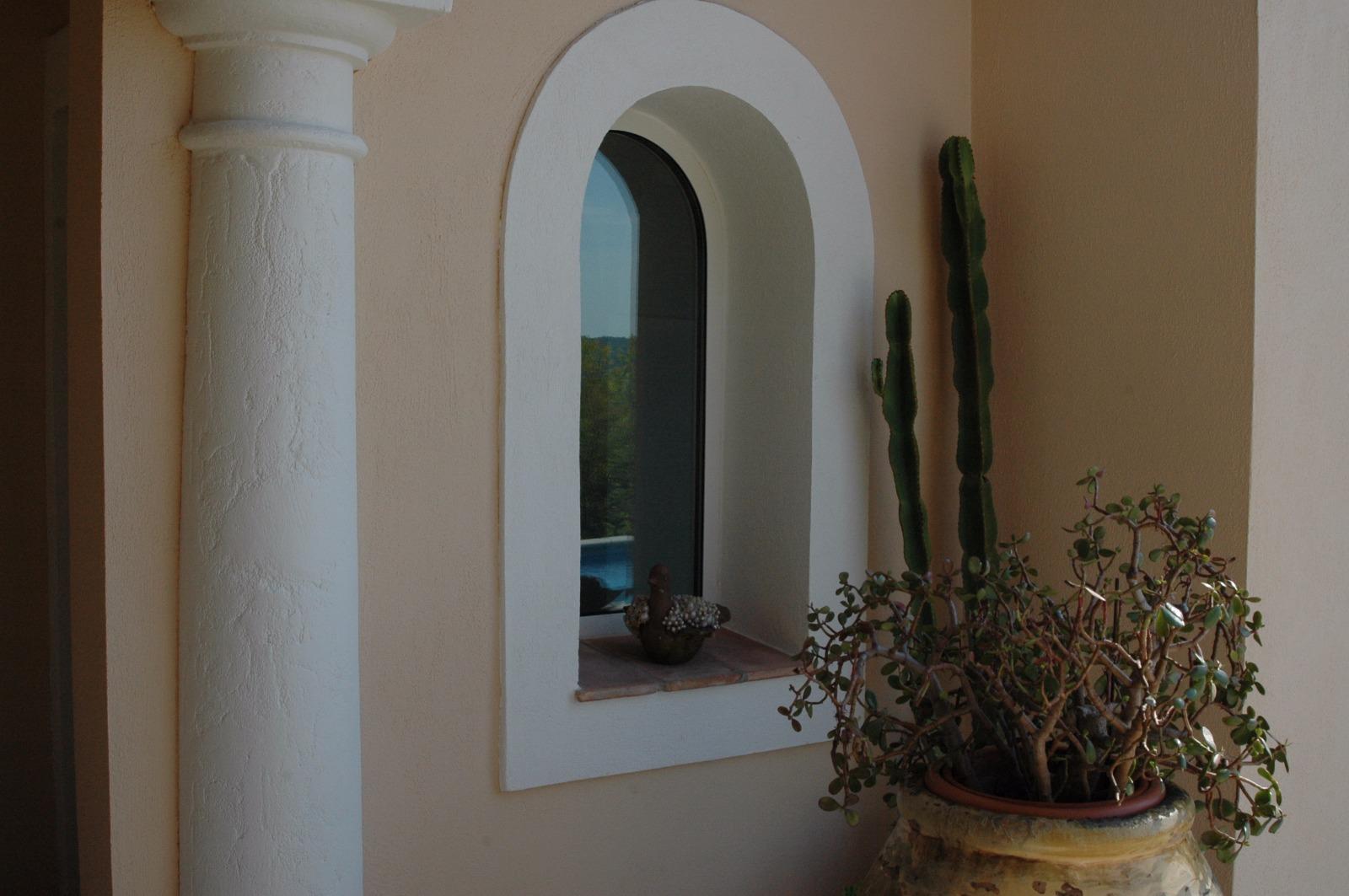 Colonne et fenêtre cintrée rénovées