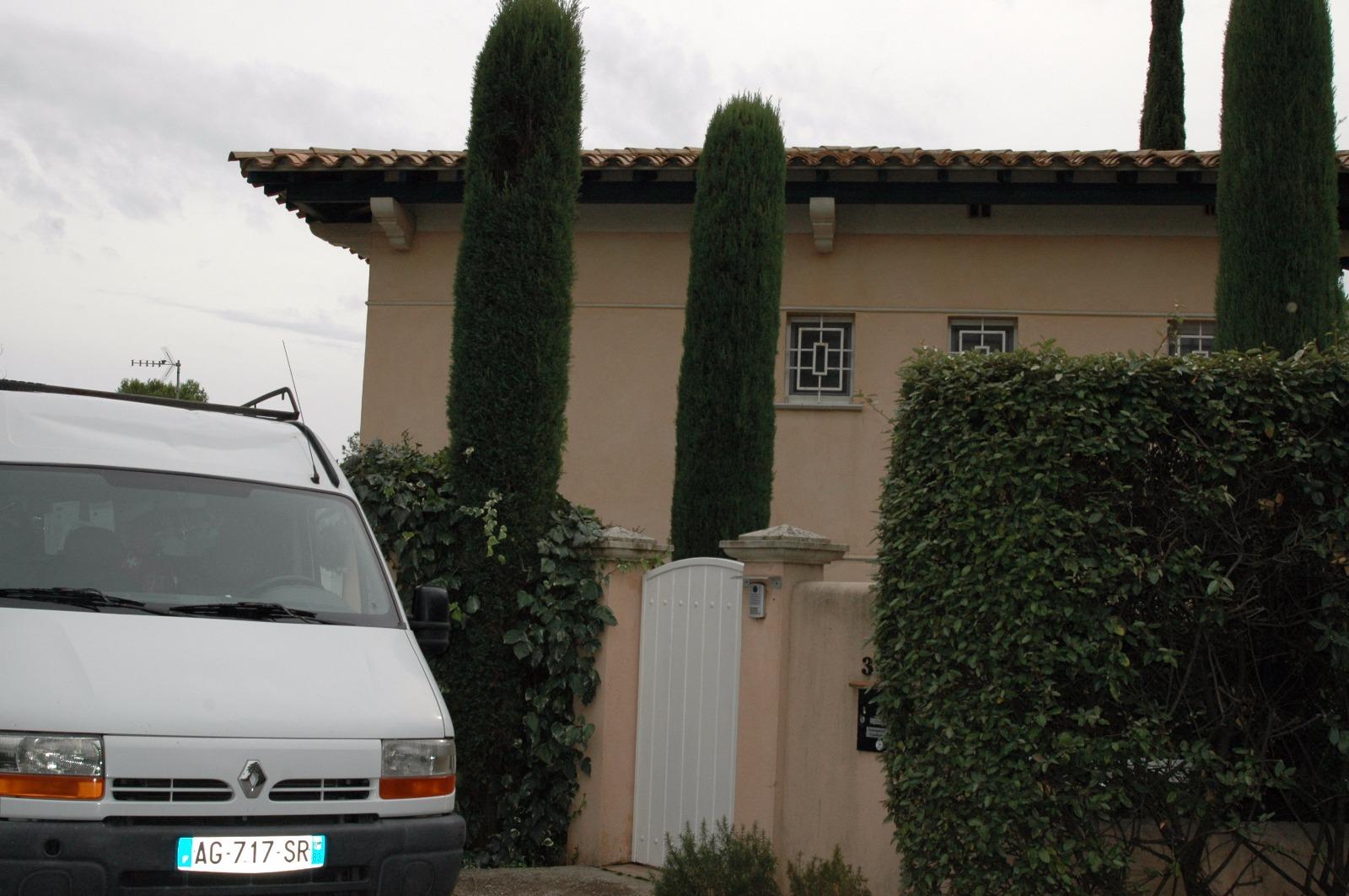 Entrée et façade de la villa ocre avant la rénovation