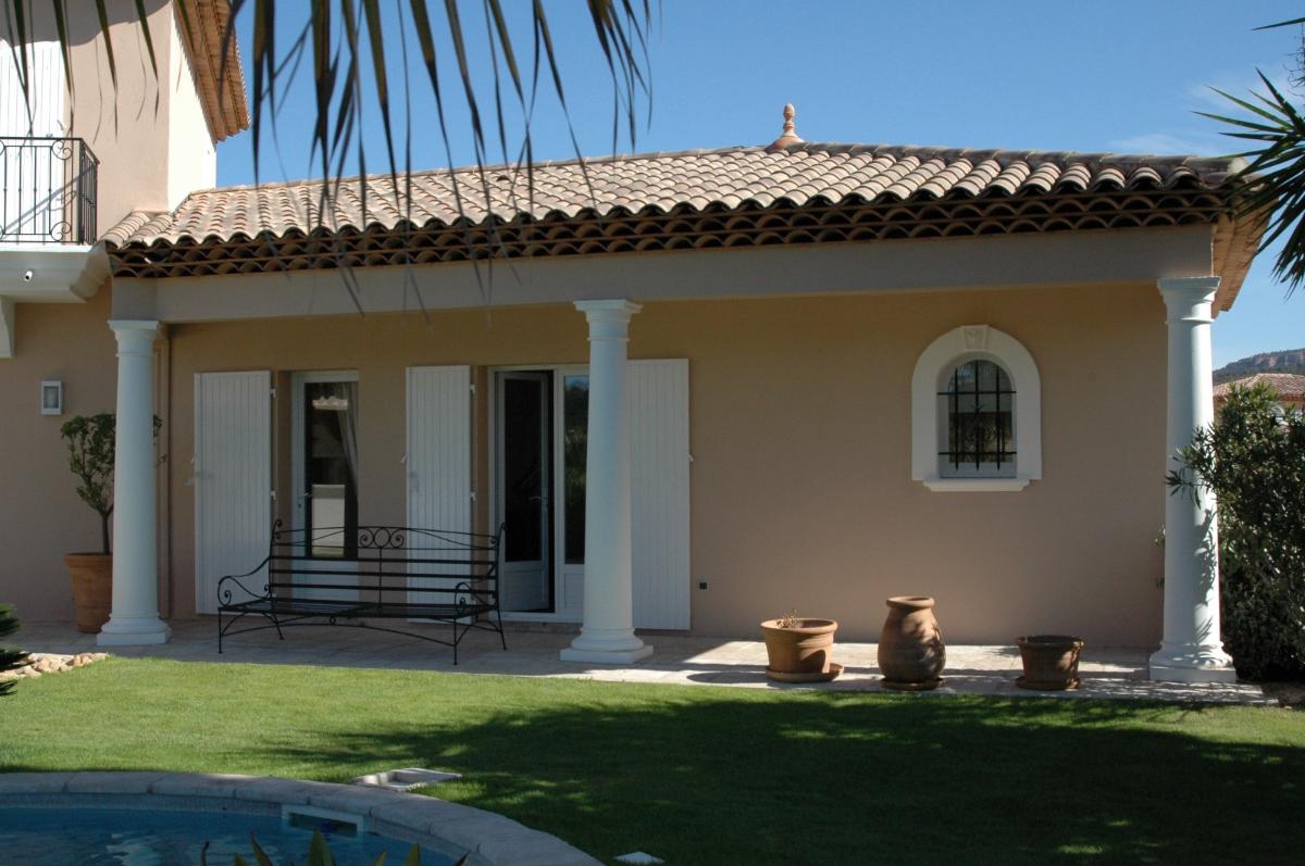 Piscine devant la villa ocre totalement rénovée 3