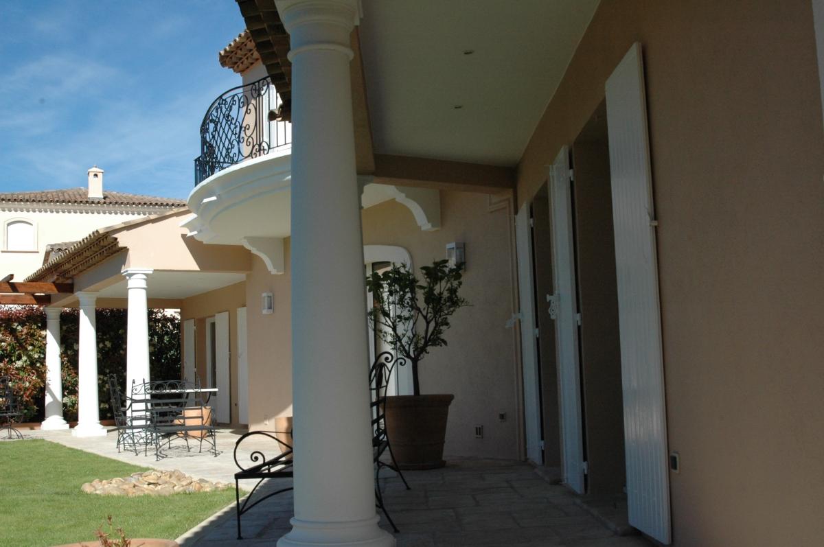 Colonnes et façade de la villa ocre entièrement rénovées