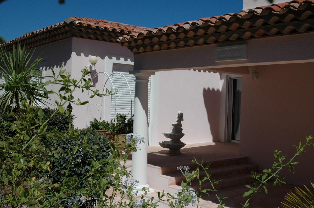 Fontaine devant la villa rose rénovée