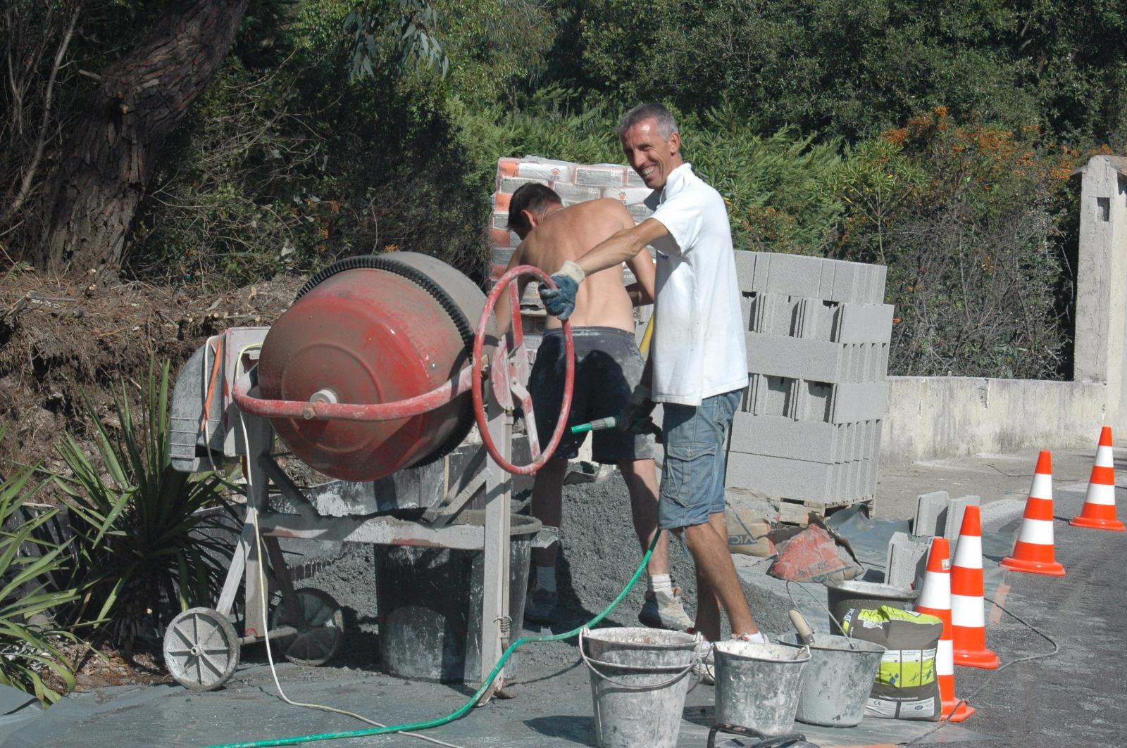 Les experts de la rénovation de façade travaillant le ciment