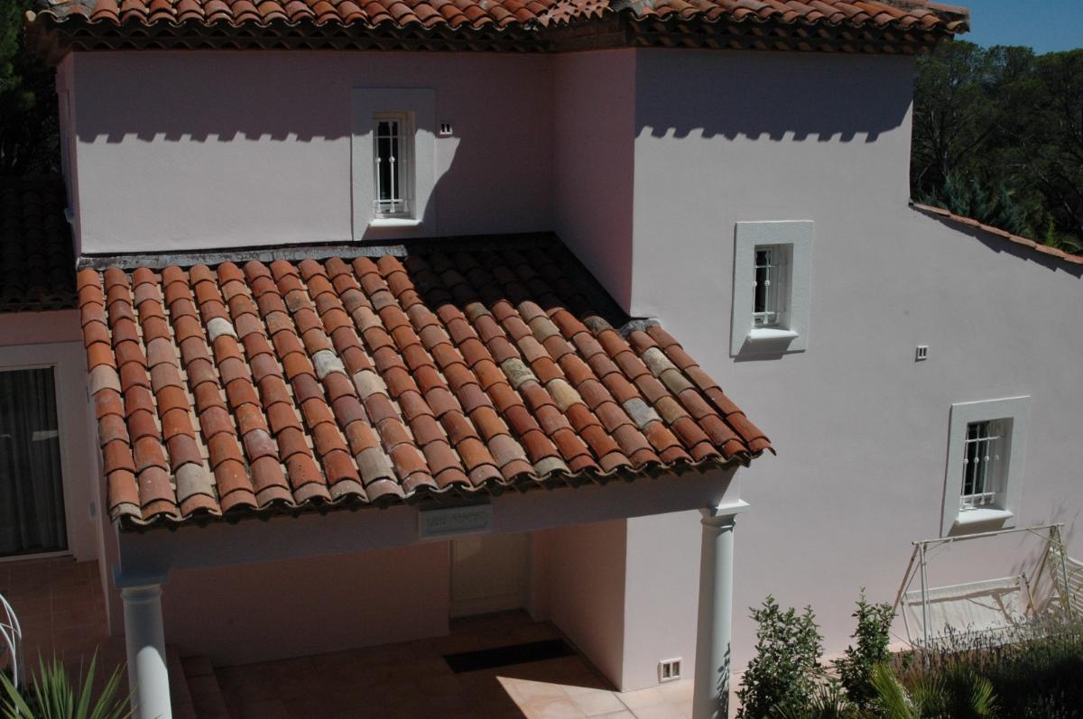 Auvent et toiture rénovés de la villa rose