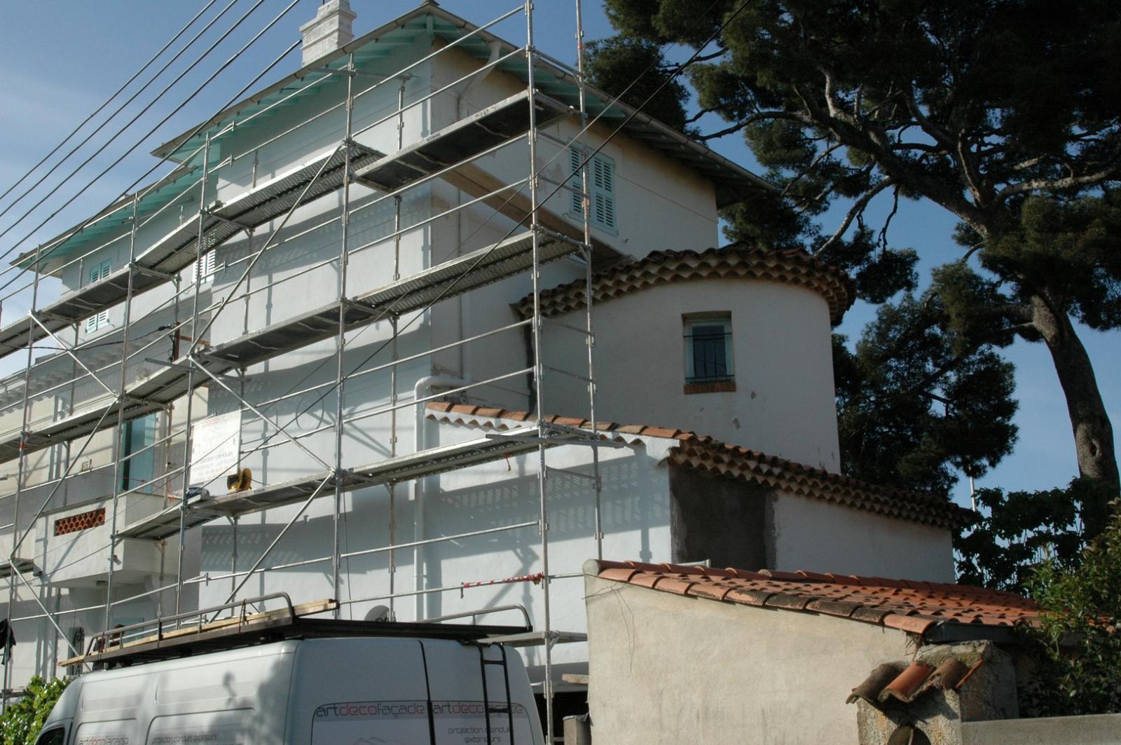 Façade de maison blanche