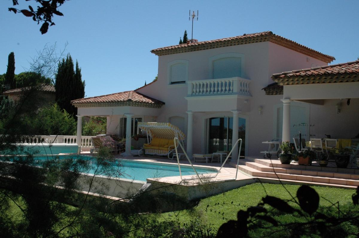 Piscine devant la villa rose rénovée