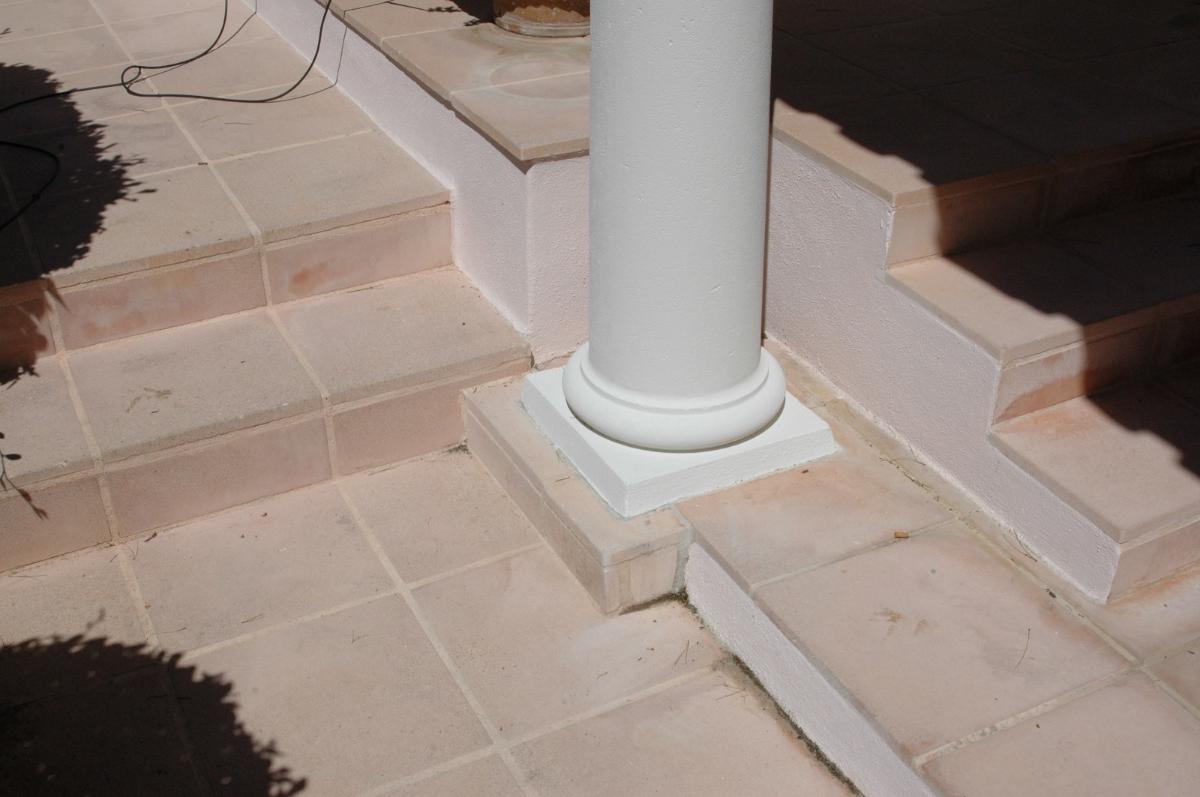 Gros plan sur la terrasse et raccord avec colonne