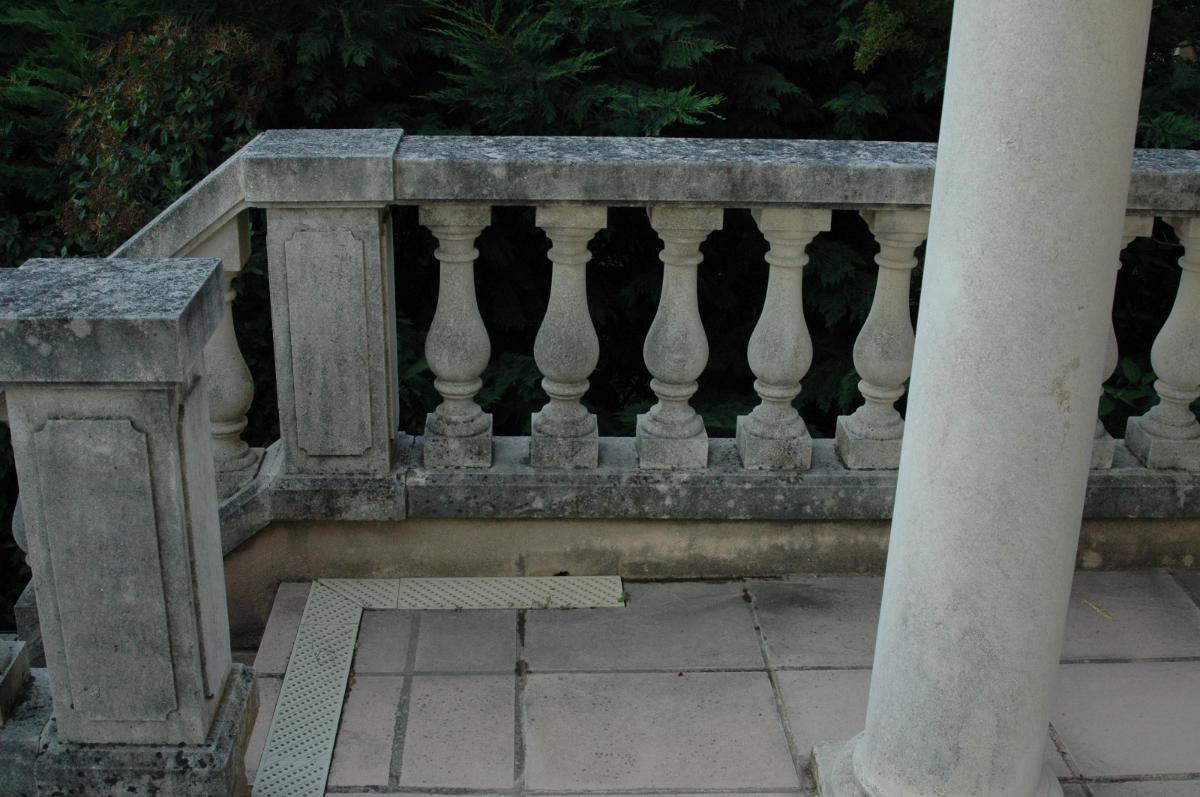 Balustrade de terrasse avant nettoyage et décapage 1