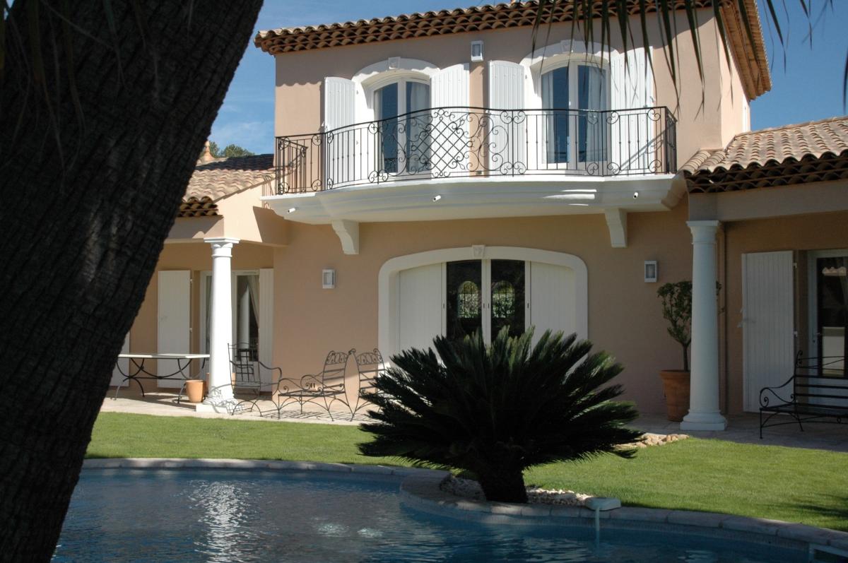 Piscine devant la villa ocre totalement rénovée 4