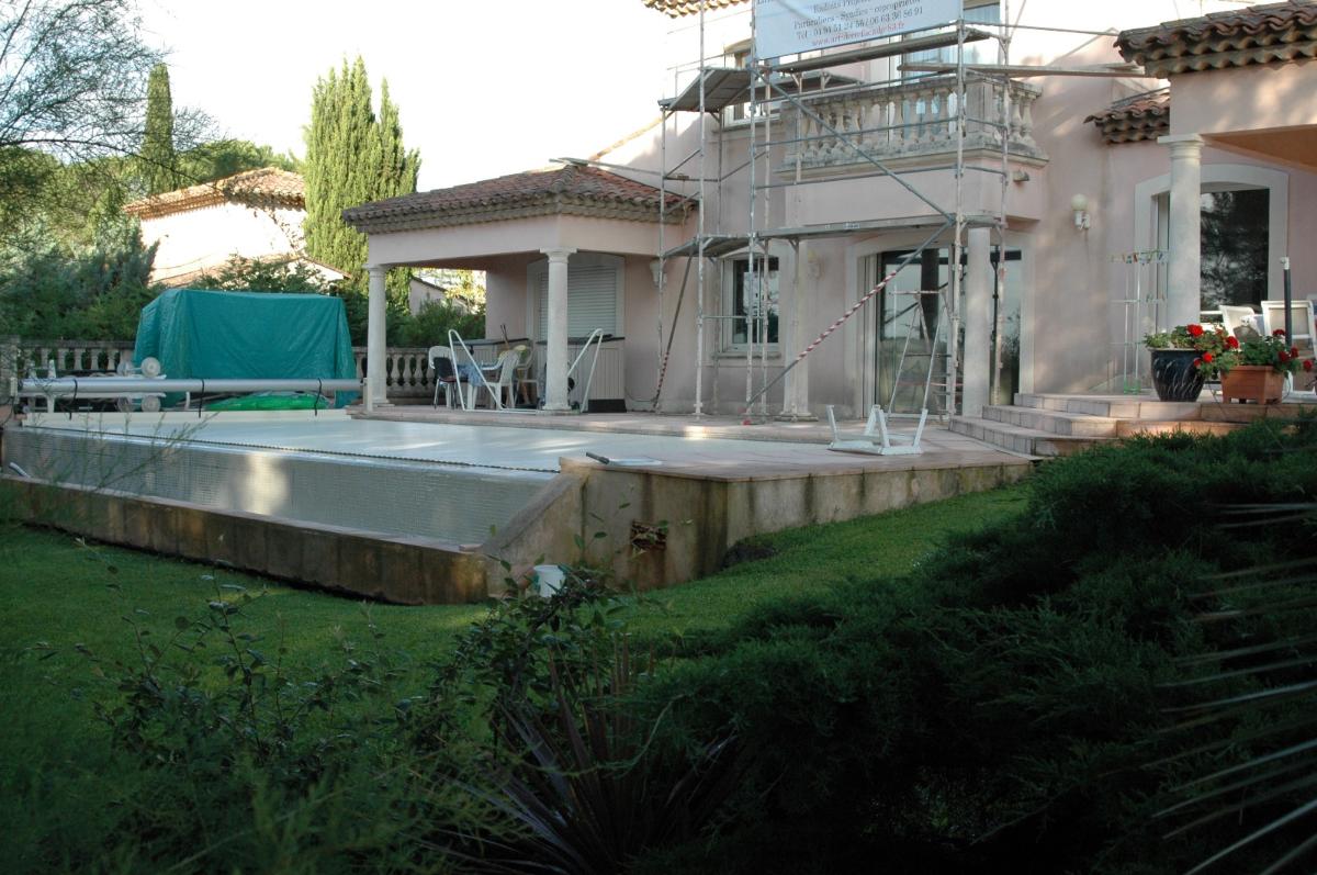 Villa rose et échafaudages pendant les travaux de rénovation 2