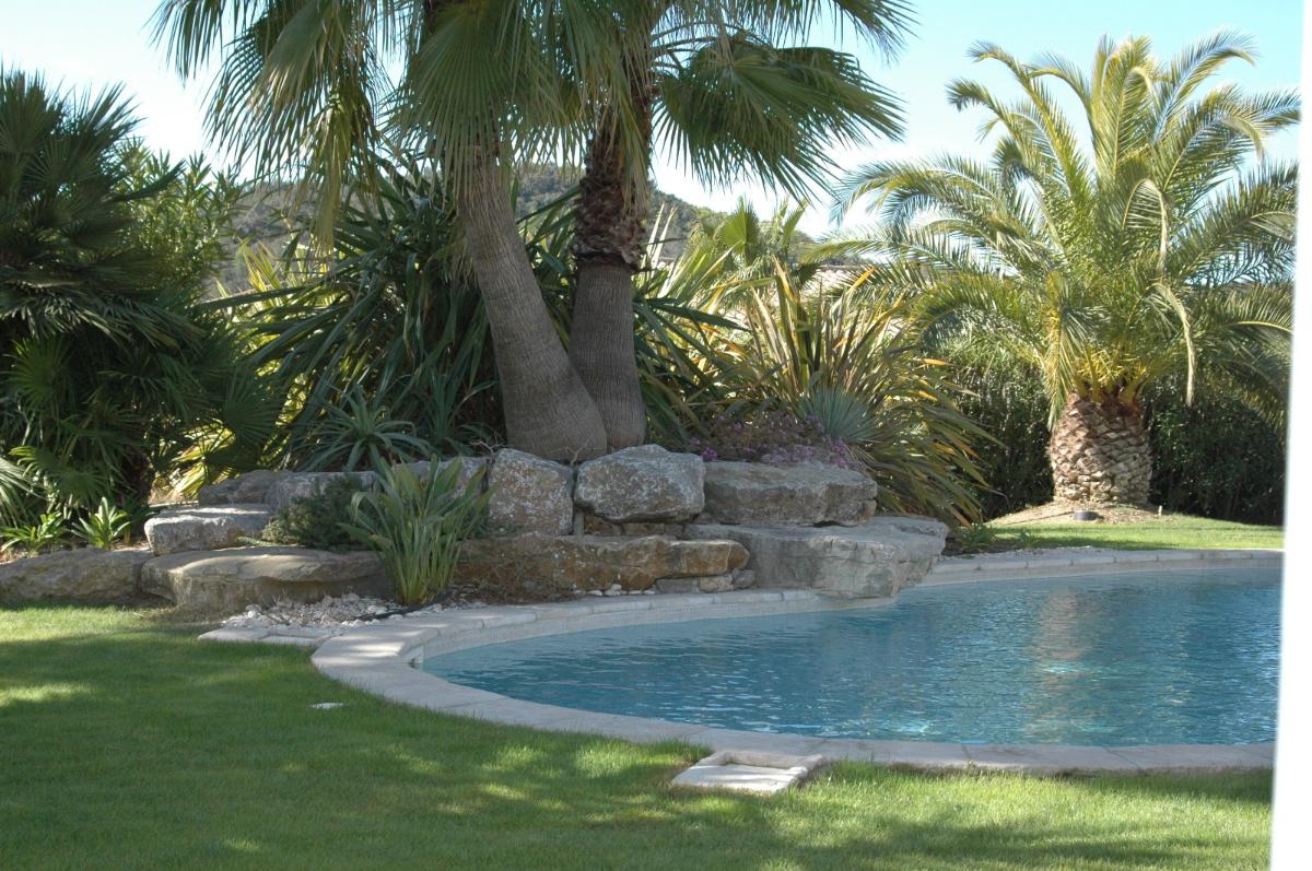 Piscine devant la villa ocre totalement rénovée 5