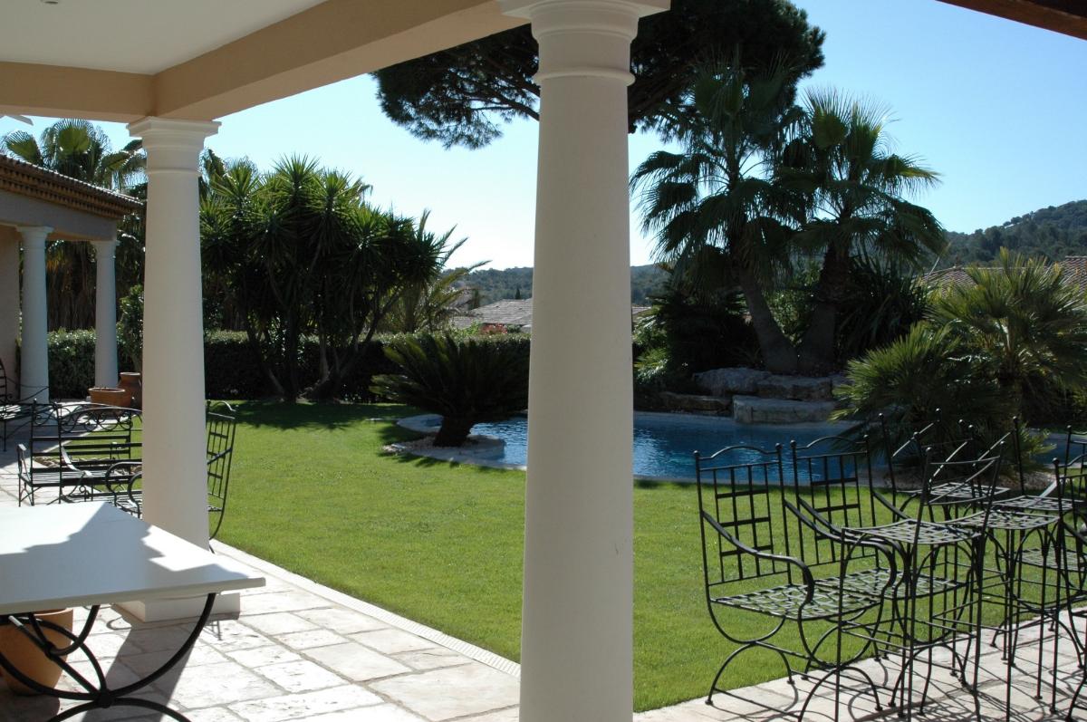 Colonnes et piscine devant la villa ocre