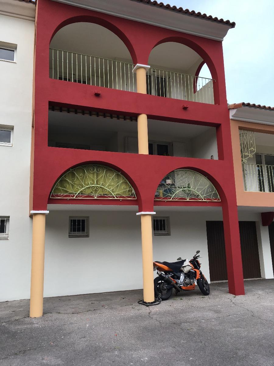 Balcons rouges entièrement rénovés