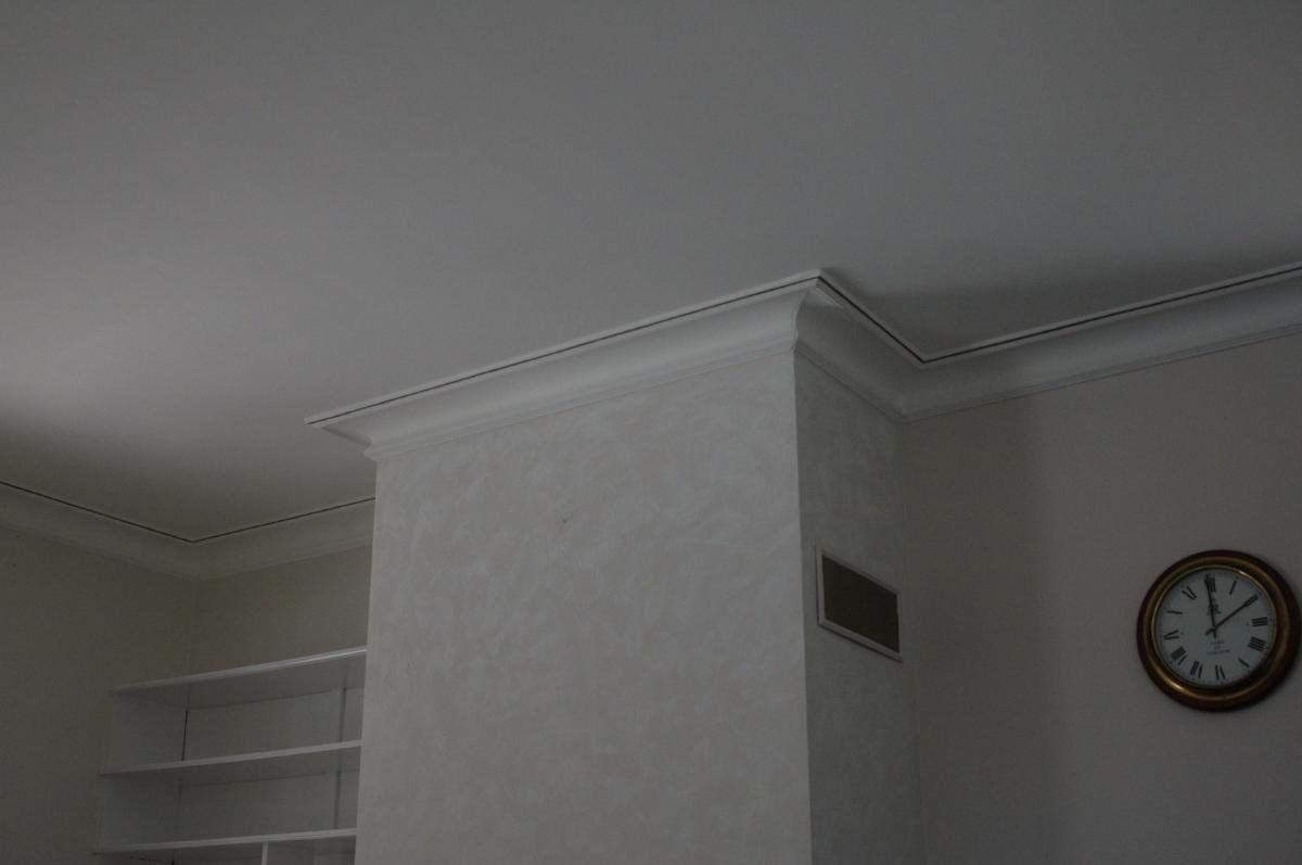 Rénovation intérieure finie d'un plafond avec moulures