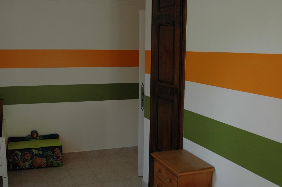 Réfection des peintures dans une chambre