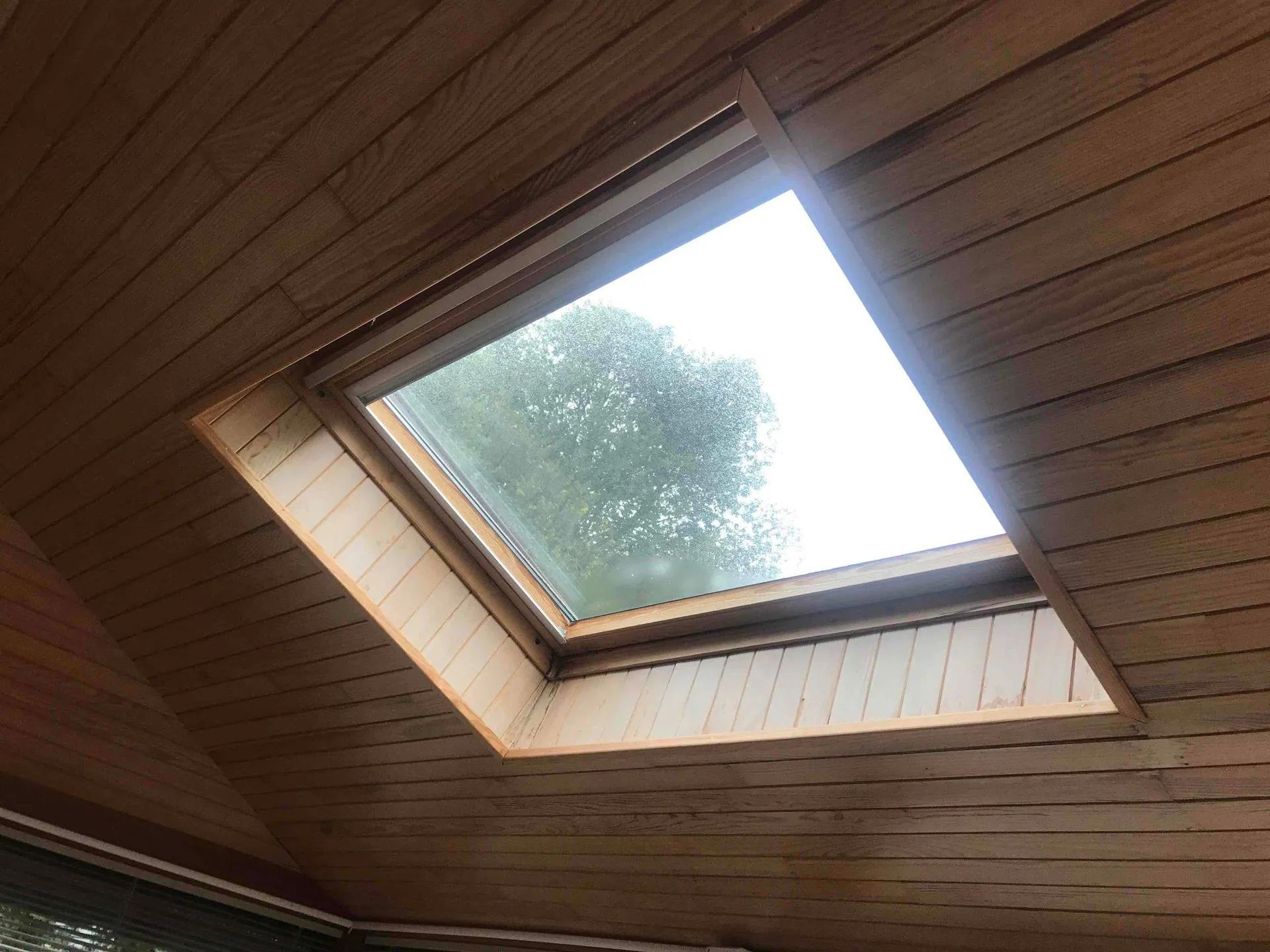 Vue de l'extérieur par une fenêtre de toit