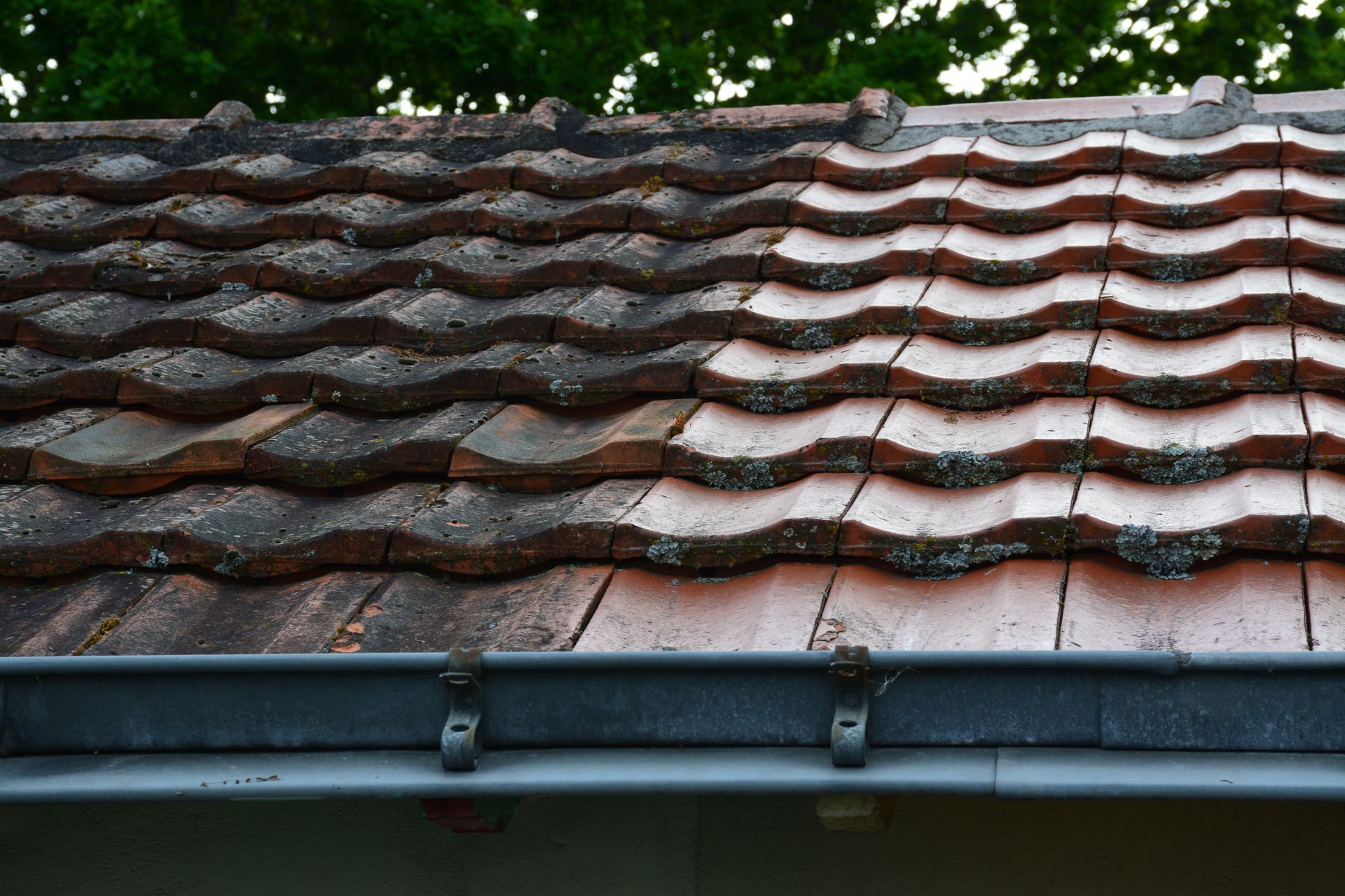 Toiture en tuiles avant et après un démoussage