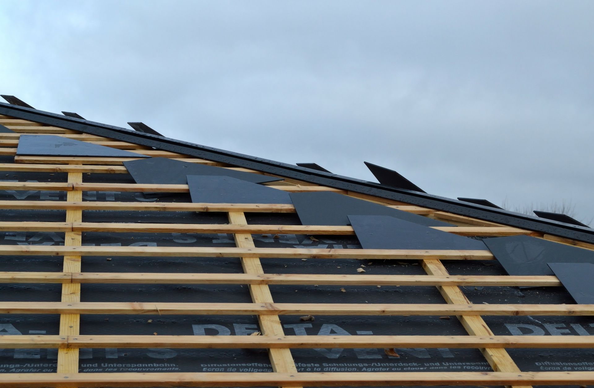 Début d'une réfection complète d'une toiture en ardoise