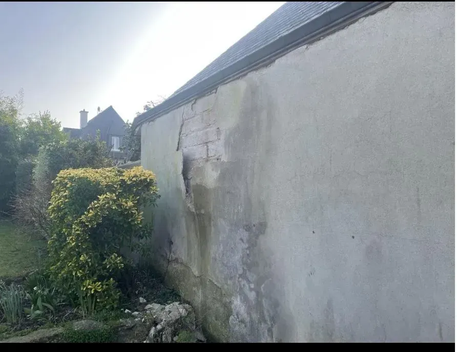 Enduit abîmé par l'humidité