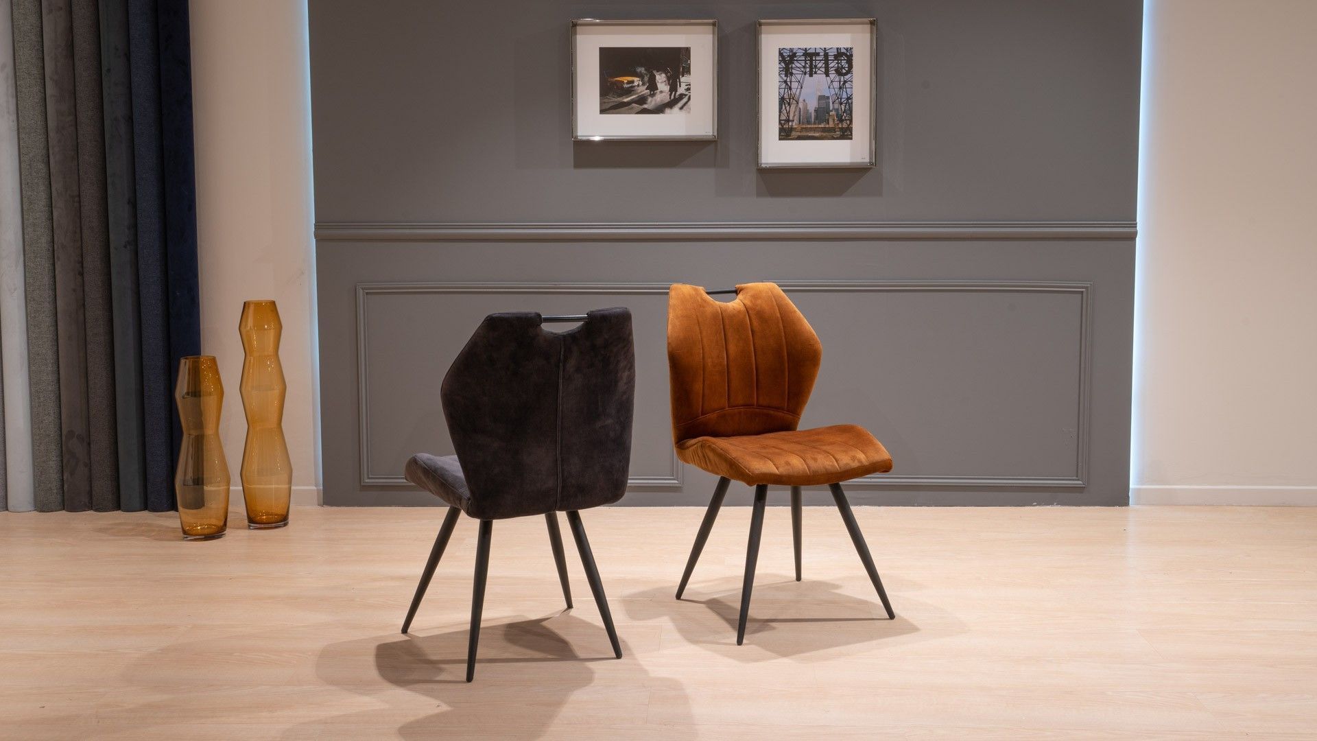 Deux chaises design, orange et noire