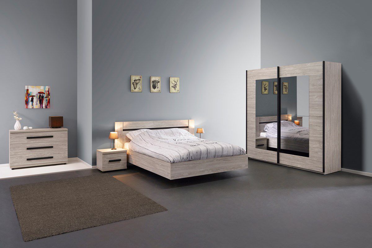 Chambre avec mobilier en bois