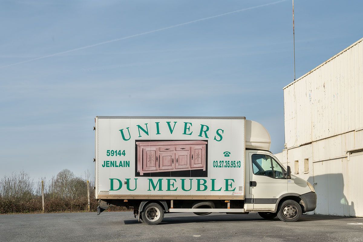 Camion blanc d’Univers du meuble