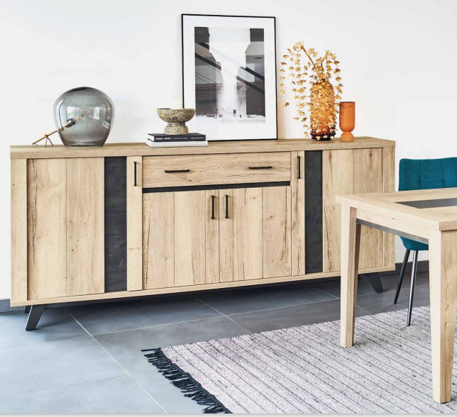 Bahut en bois dans une cuisine moderne