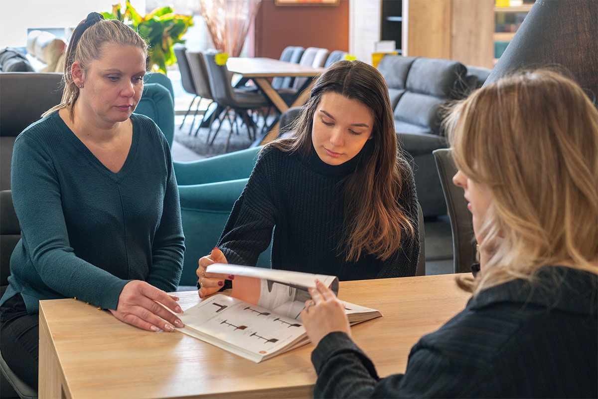 Femme qui montre un catalogue de produits à ses clients
