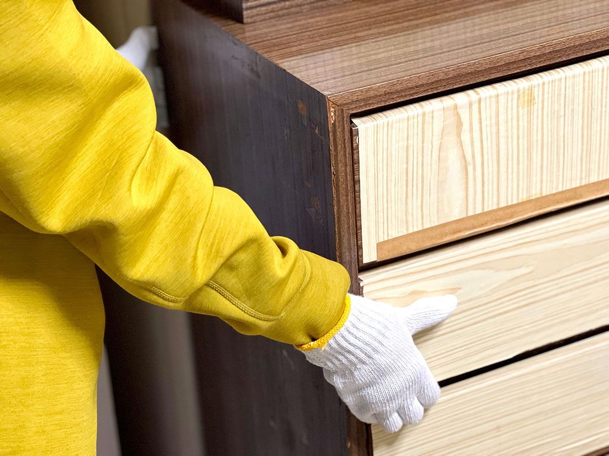 Focus sur une personne qui porte un vieux buffet