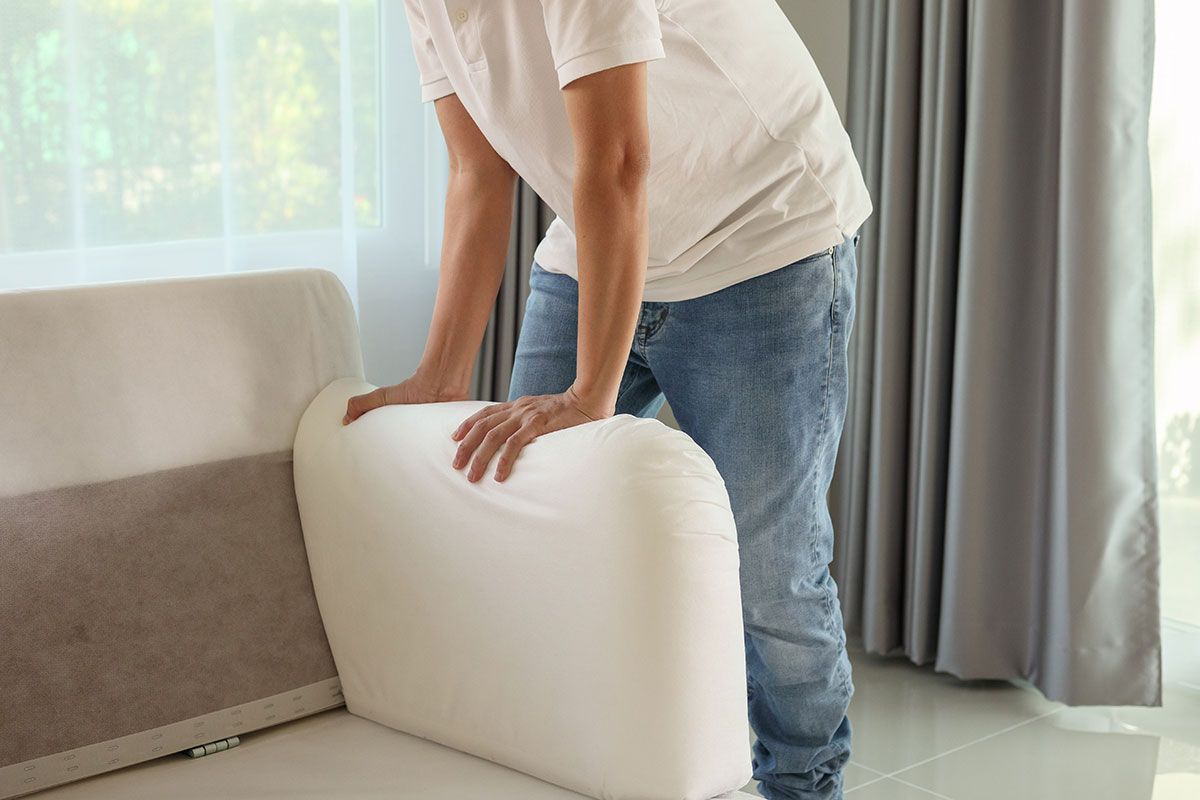 Homme qui assemble un canapé