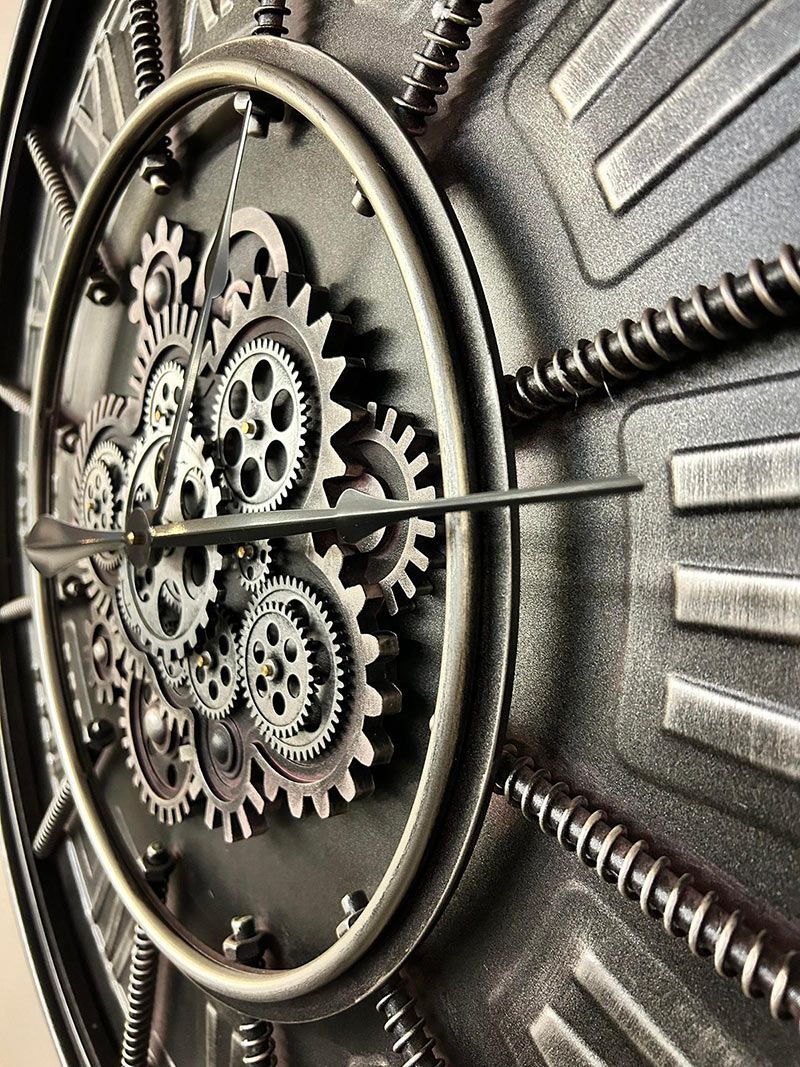 Horloge murale en ferraille
