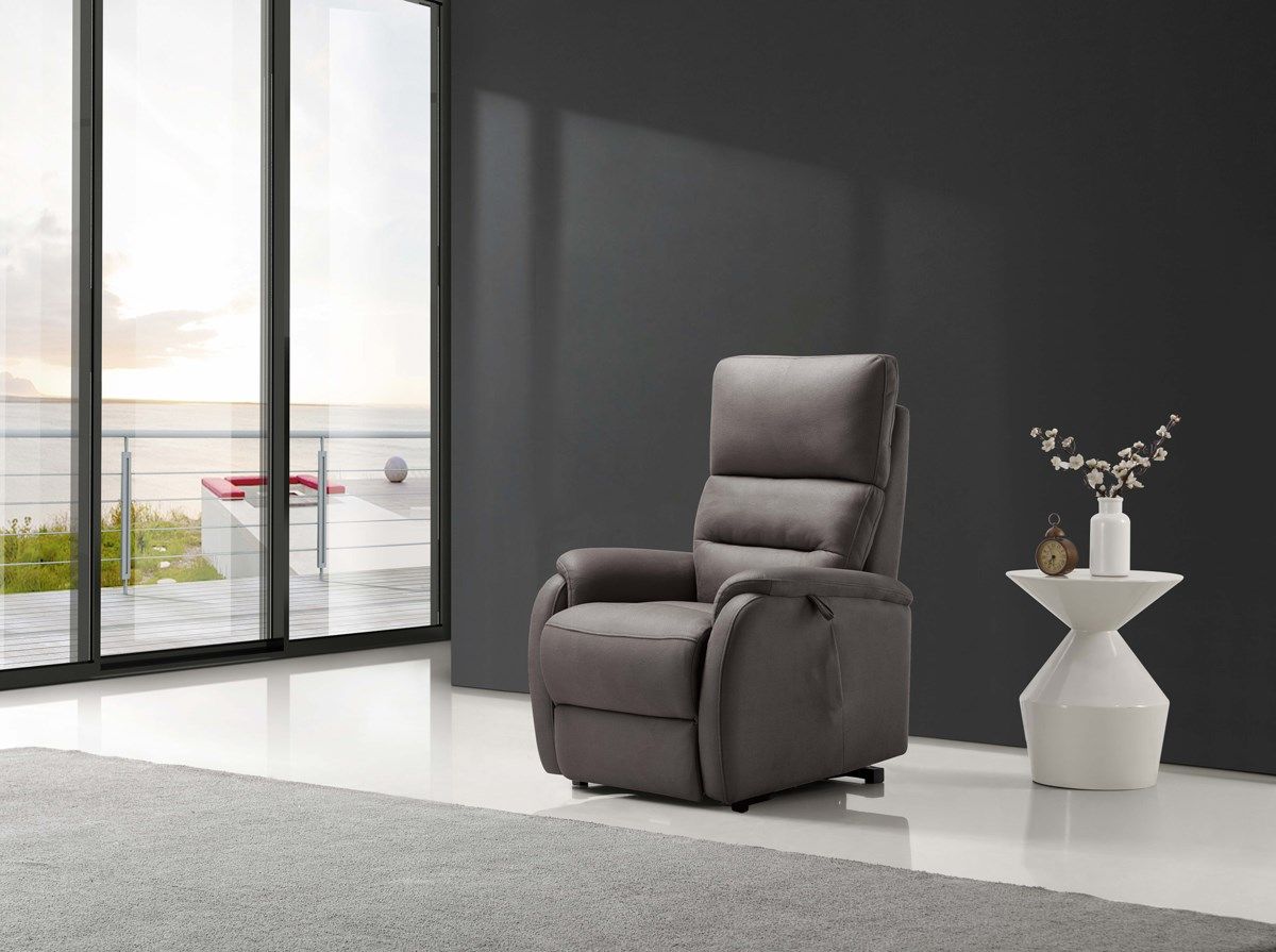 Fauteuil seul avec table basse design à côté