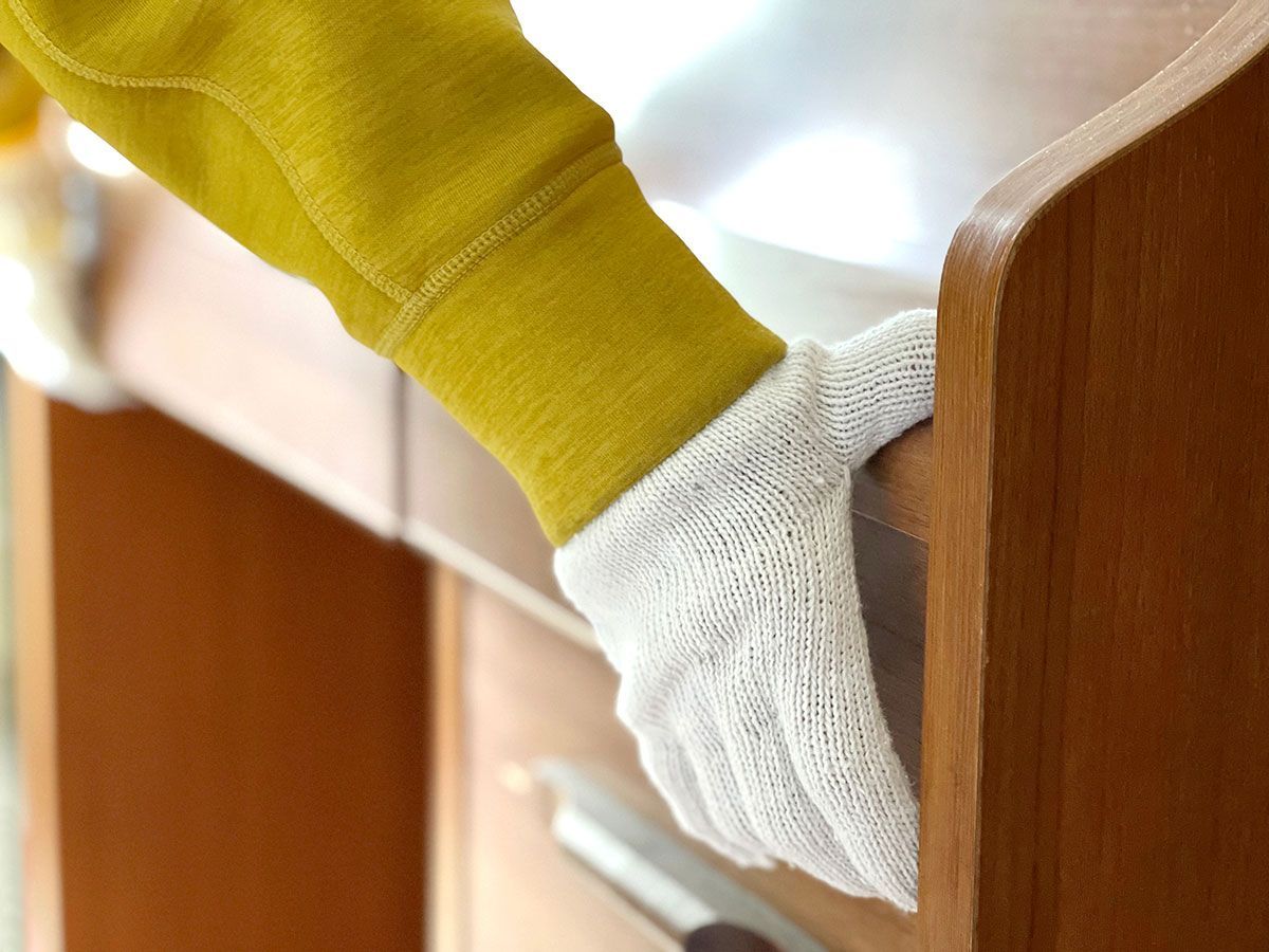 Personne en jaune qui porte un meuble