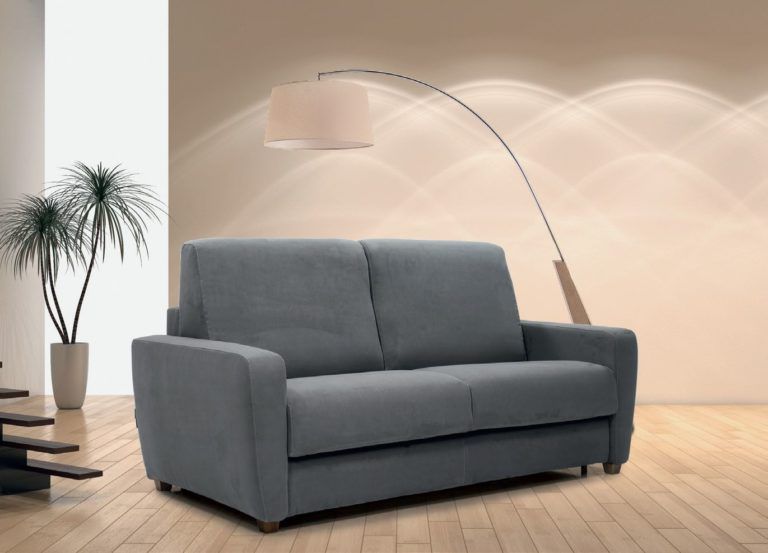 Canapé sous une lampe