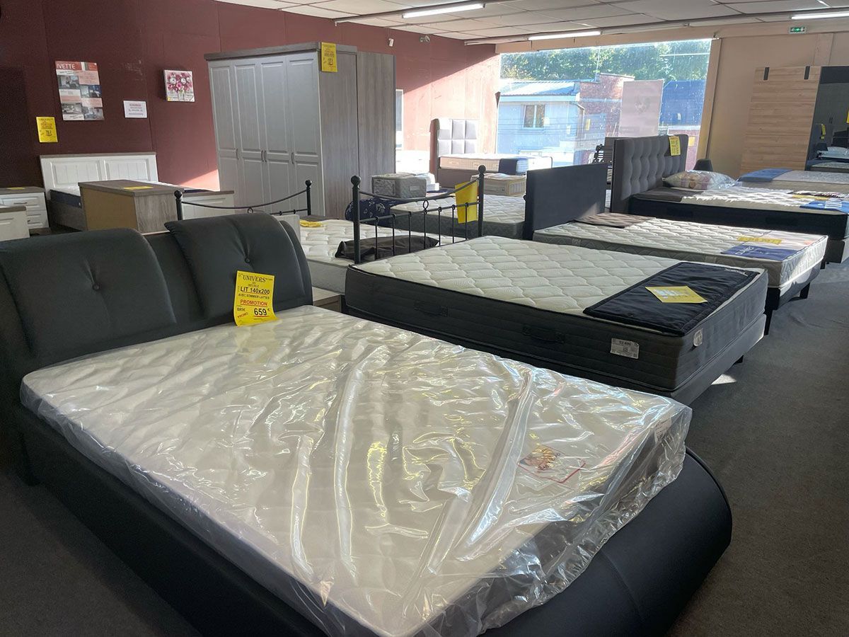 Sommiers et matelas dans le showroom de l'Univers du meuble