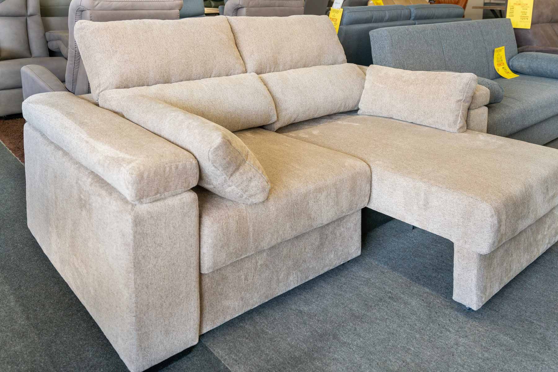 Sofa blanc avec extension pour reposer les jambes