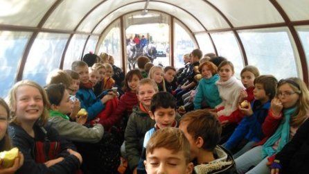 Met de klas in de huifkar