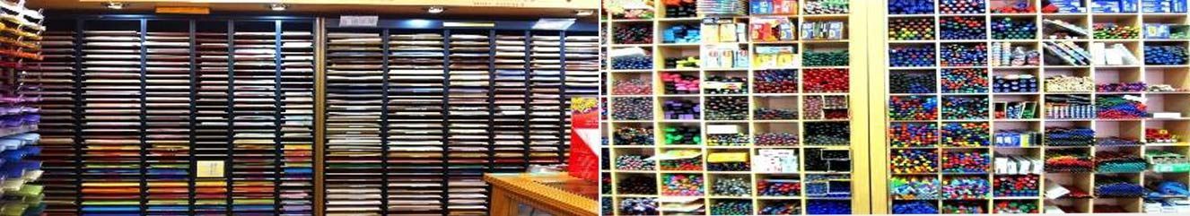 Una pared repleta de coloridas cintas de casete y CD apilados, en una colección de medios retro.