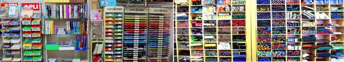 Estantes repletos de coloridos bocadillos, bebidas y productos envasados ​​en un pasillo de una tienda de conveniencia.