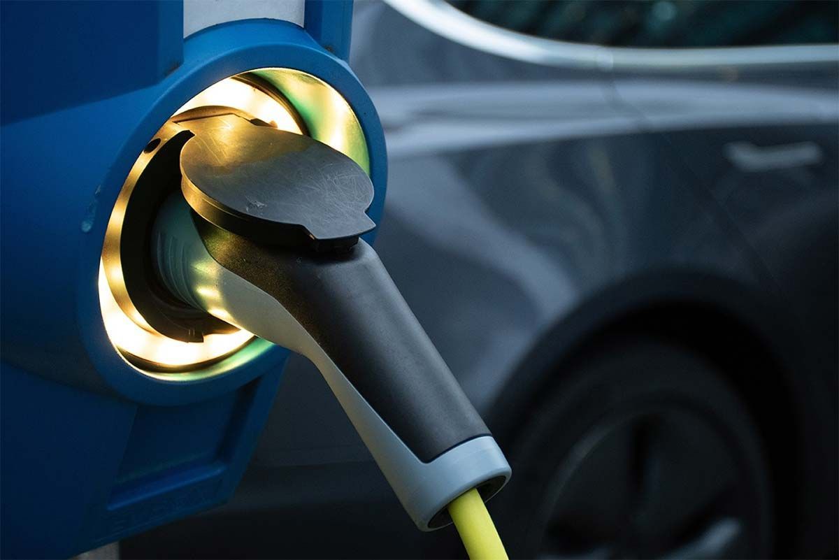 Cable de carga de vehículo eléctrico conectado a un automóvil.
