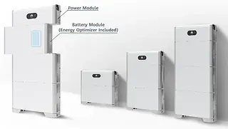 Varios módulos de batería solar de color blanco contra una pared blanca; los módulos de energía y de batería están etiquetados.