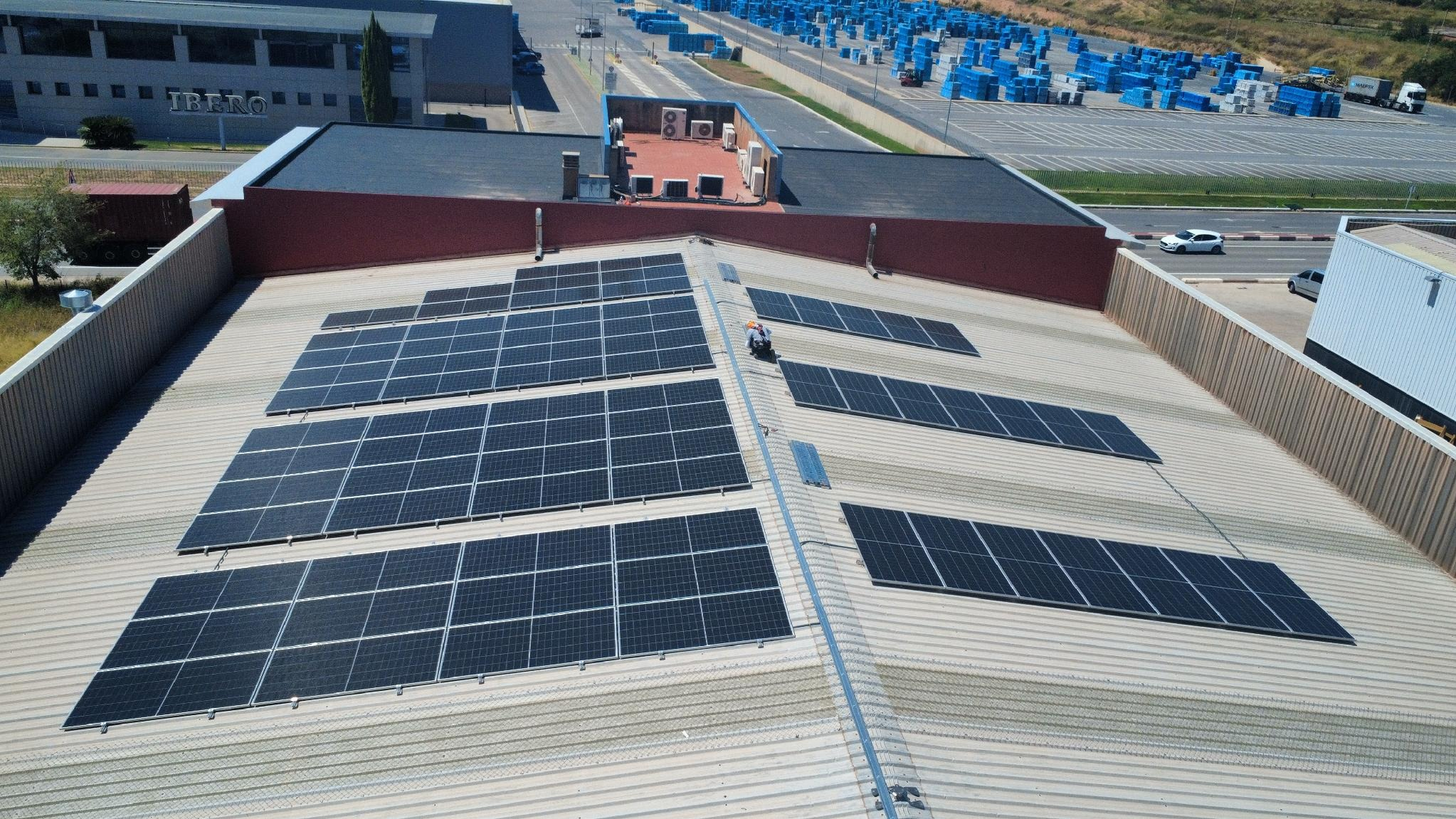 Cliente del sector gestión ambiental y economía circular– Aspárrena (Álava)
Diseño, suministro e instalación de una planta fotovoltaica de autoconsumo industrial en una de las plantas de la multinacional especializada en la gestión integral, tratamiento y valorización de residuos industriales.
Modalidad: Autoconsumo sin excedentes
Potencia pico: 95580 kW
Producción estimada: ~75.710,93 kWh/año
Impacto ambiental: Evita la emisión de aprox. 49 toneladas de CO₂ al año