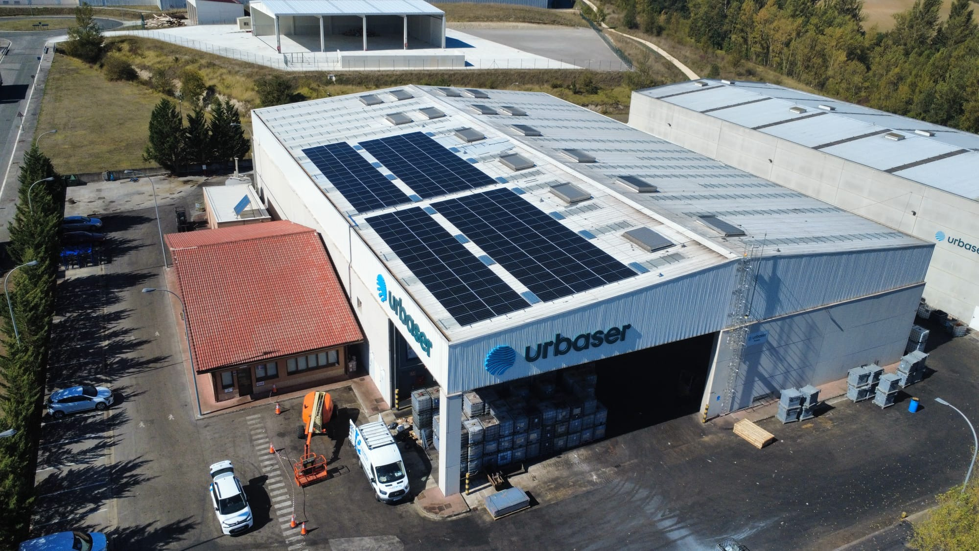 Cliente del sector gestión ambiental y economía circular– Aspárrena (Álava)
Diseño, suministro e instalación de una planta fotovoltaica de autoconsumo industrial en una de las plantas de la multinacional especializada en la gestión integral, tratamiento y valorización de residuos industriales.
Modalidad: Autoconsumo sin excedentes
Potencia pico: 95580 kW
Producción estimada: ~75.710,93 kWh/año
Impacto ambiental: Evita la emisión de aprox. 49 toneladas de CO₂ al año