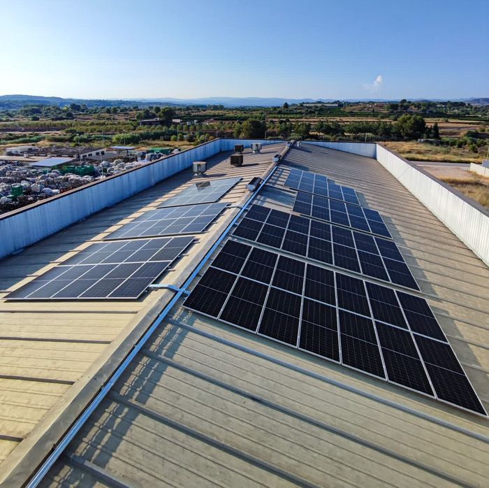 Paneles solares instalados en un tejado en un día soleado.