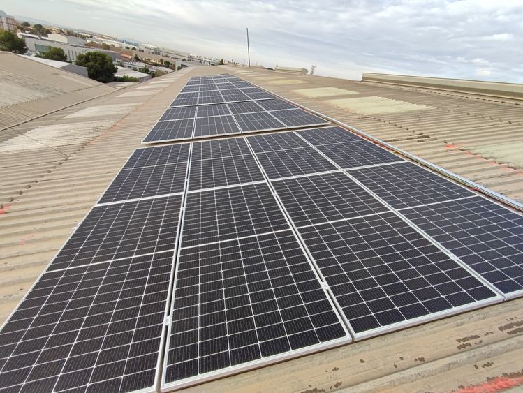 Paneles solares instalados en un tejado.
