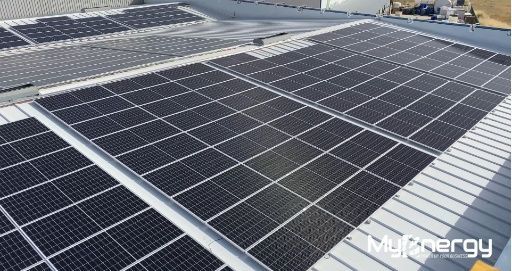 Paneles solares instalados en el techo de un edificio comercial.