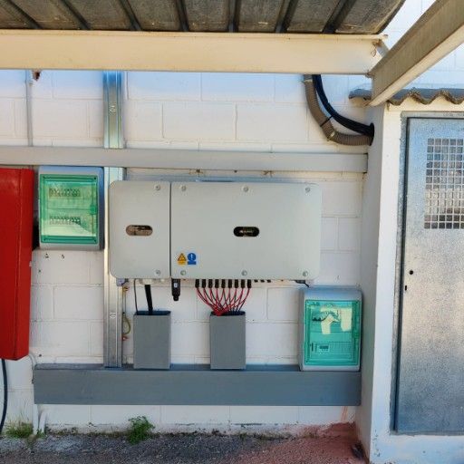 Equipo de energía solar montado en la pared. Incluye inversor, cajas y conductos.