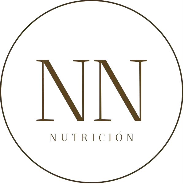 Logotipo marrón de “NN Nutrición” dentro de un fino contorno circular sobre un fondo claro.